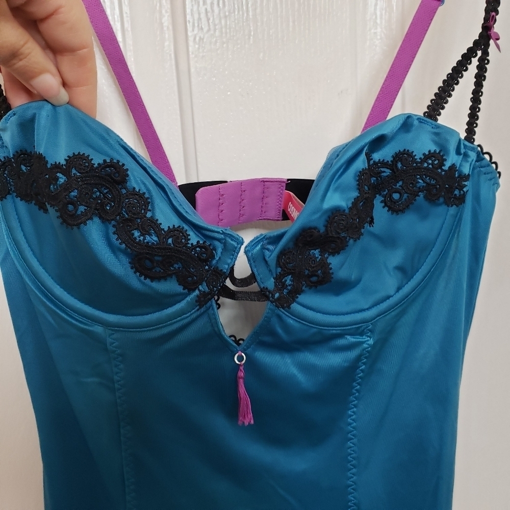 Cosmopolitan size Small - Picture 2 of 4